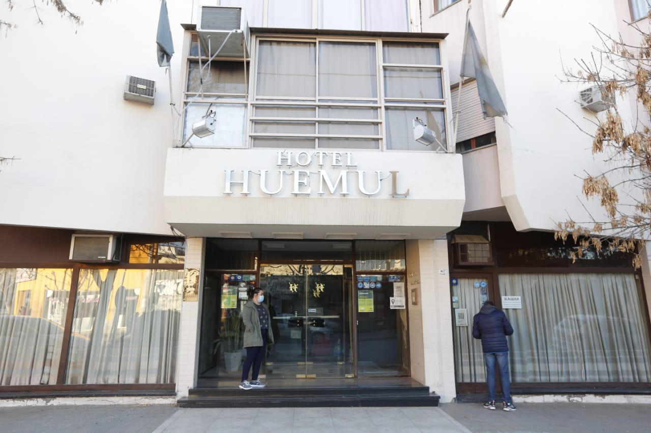 Las personas alojadas en el hotel Huemul se retiraron a sus domicilios anoche. (foto: Juan Thomes)