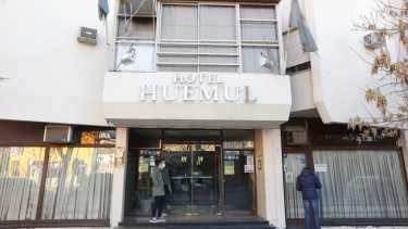 Las personas alojadas en el hotel Huemul se retiraron a sus domicilios anoche. (foto: Juan Thomes)