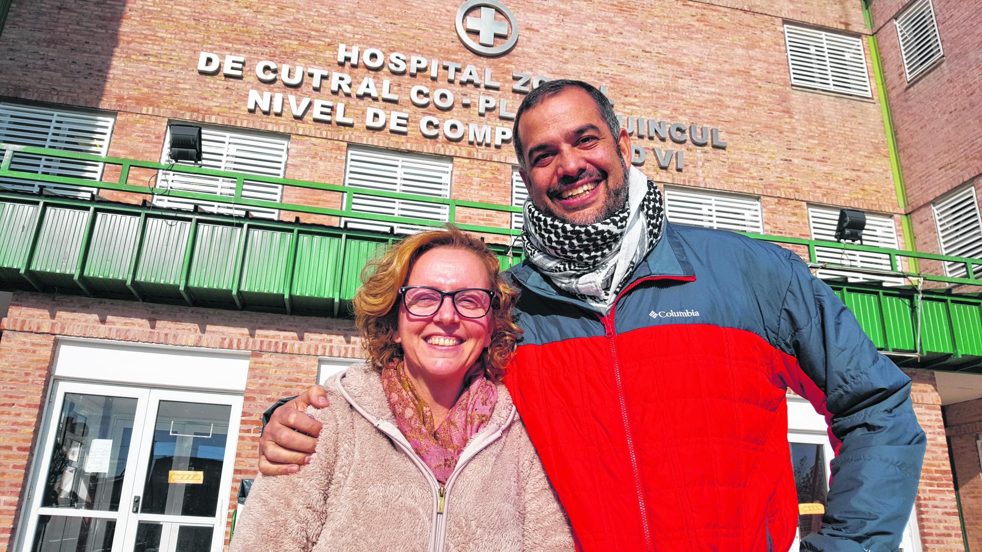 Martín Sapag (Derecha) posa para la foto en el Hospital de Cutral Co y Plaza Huincul. Foto: Archivo. 