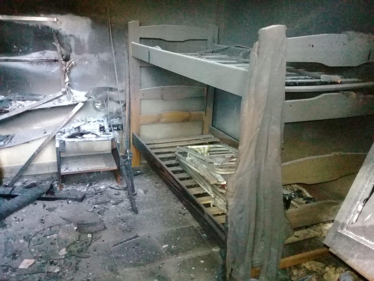 El interior de una cabaña fue alcanzada por el fuego en un nuevo hecho violento en Villa Mascardi. Gentileza