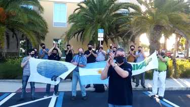 Los científicos argentinos en una de las fotos en la puerta del hotel donde se hospedan. Esperan fuertes lluvias para hoy. Foto: gentileza