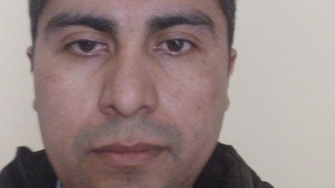 El intendente de Mariano Moreno, Javier Huillipan, fue agredido anoche en una protesta fuera del edificio municipal. (Foto: Gentileza)