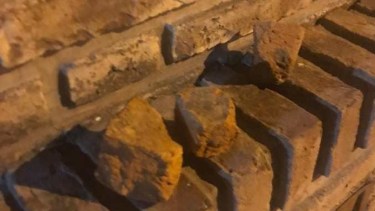 Varios ladrillos fueron lanzados por desconocidos contra la vivienda del intendente. (foto: gentileza MirateTV)