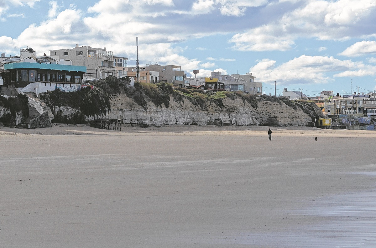 La playa de Las Grutas espera a los visitantes y se preparan los protocolos para hacerlo. Foto: Martín Brunella