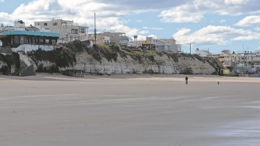 La playa de Las Grutas espera a los visitantes y se preparan los protocolos para hacerlo. Foto: Martín Brunella