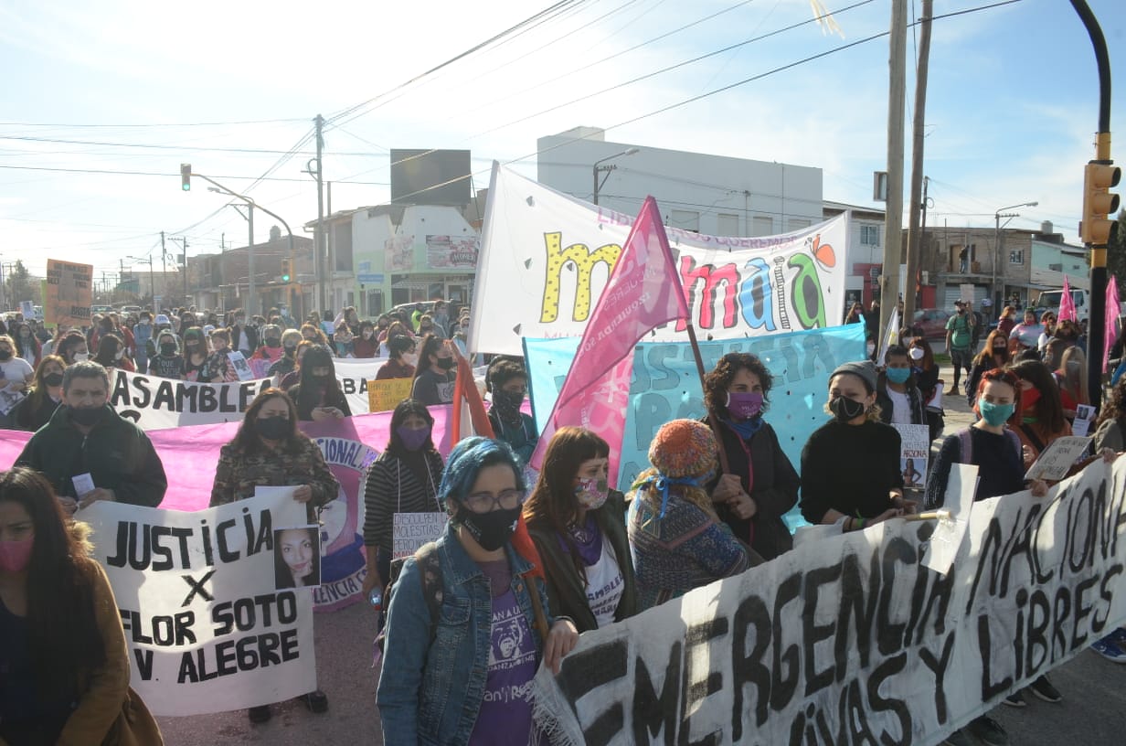 La marcha por el femicidio de Marta Toledo en Centenario comenzó a despalzarse hacia la plaza San Martín. (Foto: Yamil Regules)
