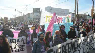 La marcha por el femicidio de Marta Toledo en Centenario comenzó a despalzarse hacia la plaza San Martín. (Foto: Yamil Regules)