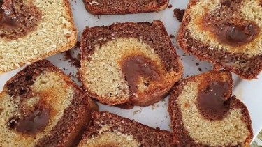Budín marmolado con coco y banana con cacao