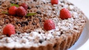 Tarta rellena con mermelada de frambuesas