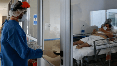 El personal de salud mantiene la mayor cantidad de cuidados para evitar contagiarse.-