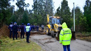 La Policía de Río Negro y el municipio de El Bolsón realizaron bloqueos en uno de los accesos a la reserva ocupada. Gentileza