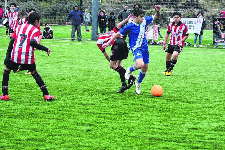 El fútbol infantil en Bariloche convocaba a miles de jugadores hasta marzo pasado, cuando se paralizó todo por la pandemia.   Foto. gentileza