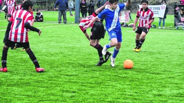 El fútbol infantil en Bariloche convocaba a miles de jugadores hasta marzo pasado, cuando se paralizó todo por la pandemia.   Foto. gentileza