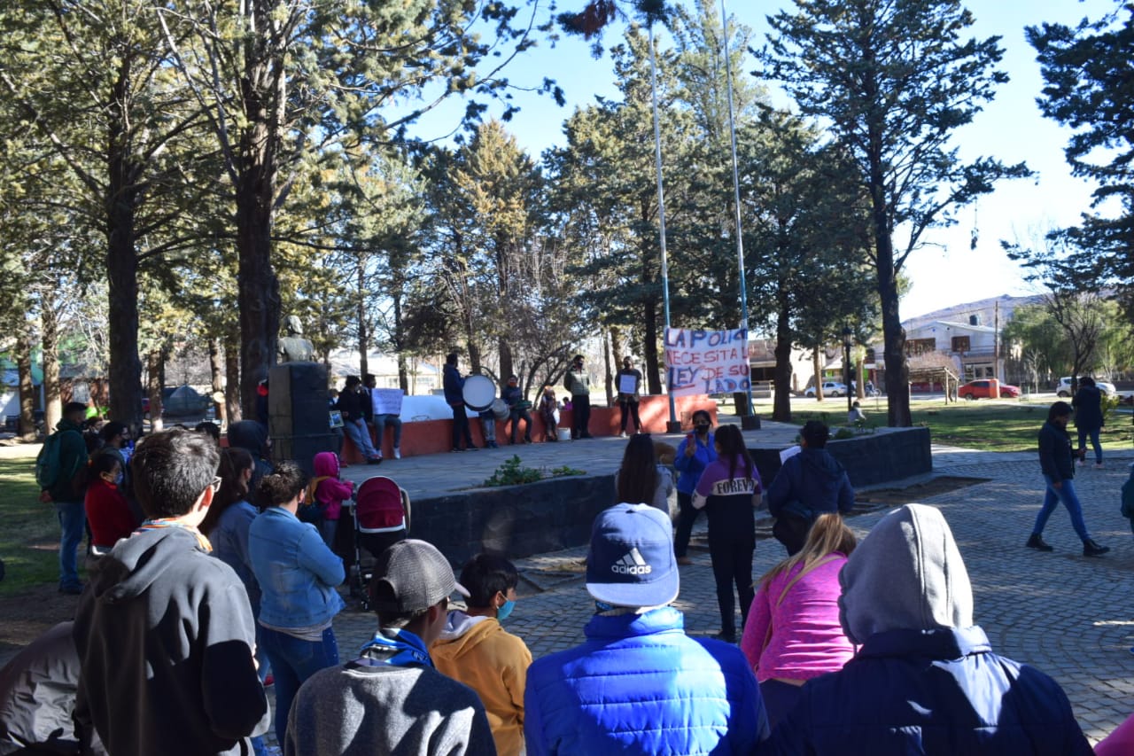 La marcha de esta tarde en Andacollo, pidiendo por la liberación del policía. (Foto: Gentileza)