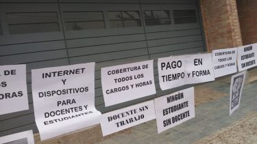 Parte de las acciones que realizaron integrante de la Minoría Multicolor de ATEN en la casa de la ministra de Educación de Neuquén, Cristina Storioni. (Foto: Gentileza)