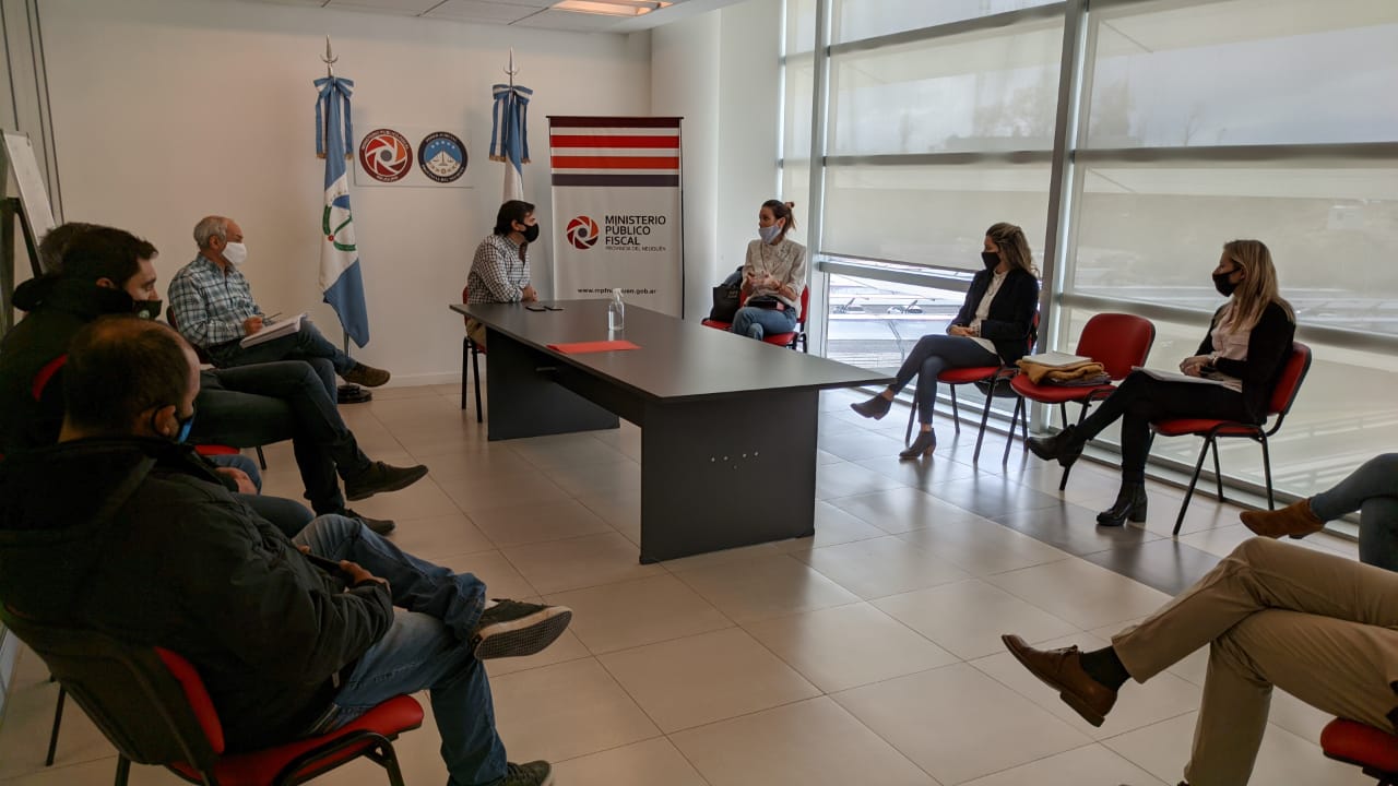 Autoridades  y representantes de los trabajadores del Municipio de Centenario se reunieron con el fiscal José Gerez. (Foto: Gentileza)