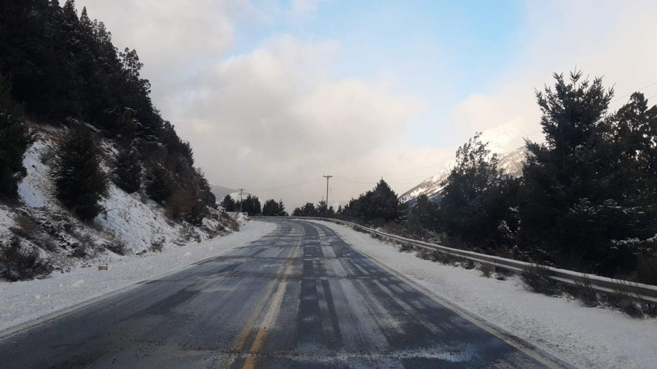 Vialidad Nacional pidió precaución extrema para circular en la ruta 40 entre Bariloche y El Bolsón, por la presencia de hielo. Archivo