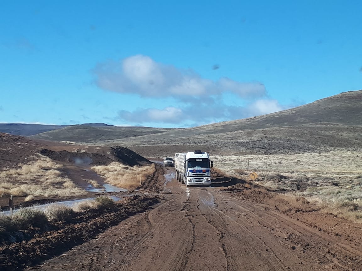 En el tramo Comallo-Jacobacci la presencia del abundante barro complica la circulación de camiones. (Foto: José Mellado).