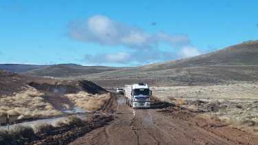 En el tramo Comallo-Jacobacci la presencia del abundante barro complica la circulación de camiones. (Foto: José Mellado).