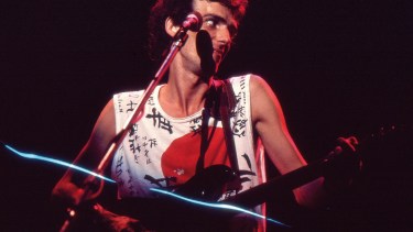 Hasta ese momento, Spinetta solo había realizado un álbum en vivo con el regreso de Almendra en 1979.