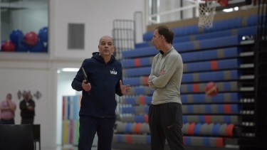 El Oveja Hernández y Pepe se conocen por haber trabajado juntos cuando el base todavía jugaba. Buen equipo técnico.  