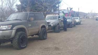 Los cuatro vehículos 4x4 fueron demorados en Las Coloradas y trasladados hasta Zapala. Foto: Info Los Andes. 