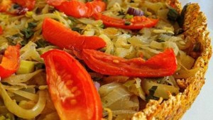 Tarta de cebollas con masa de zanahoria