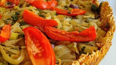 Tarta de cebollas con masa de zanahoria