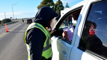 Pese a los mayores controles en algunos puntos de la provincia, los casos siguen en ascenso. 