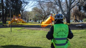 Con poca precaución ante el covid 19 llegaron los policías para cuidar los juegos infantiles en Viedma