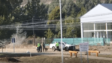 Una mujer fue detenida por la Policía de Río Negro por salir a pasear el perro este domingo. Captura de video