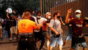 Tensión en el Camp Nou: hinchas piden la renuncia de Bartomeu y que Messi se quede