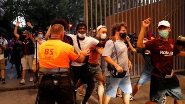 Los hinchas del Barcelona, furiosos con Bartomeu, pidieron por Messi.