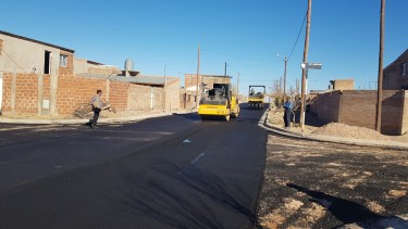 Se pavimentó la calle Buraleo del barrio Zani en Cutral Co
