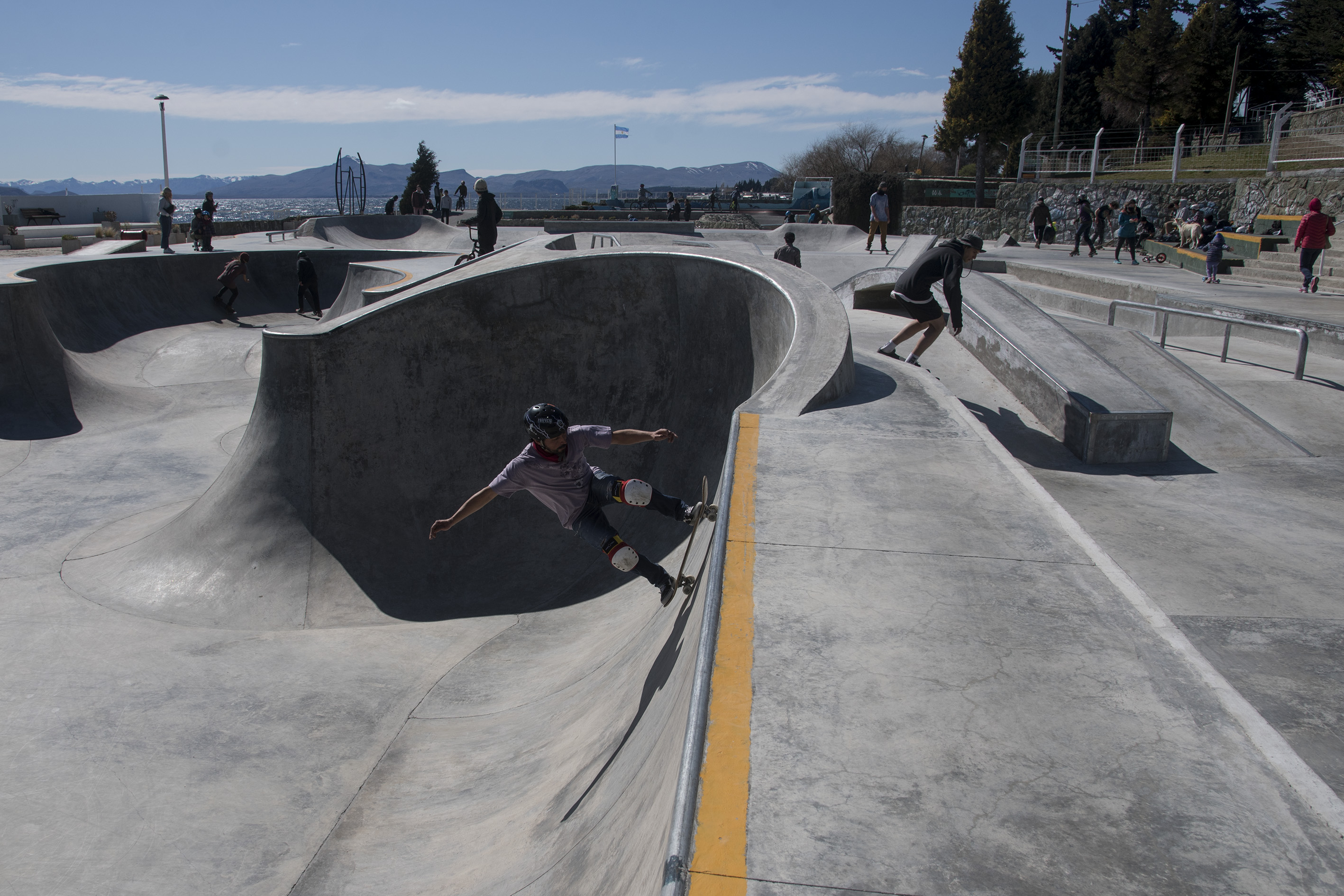 El skate park está ubicado junto al lago Nahuel Huapi. Foto: Marcelo Martínez
