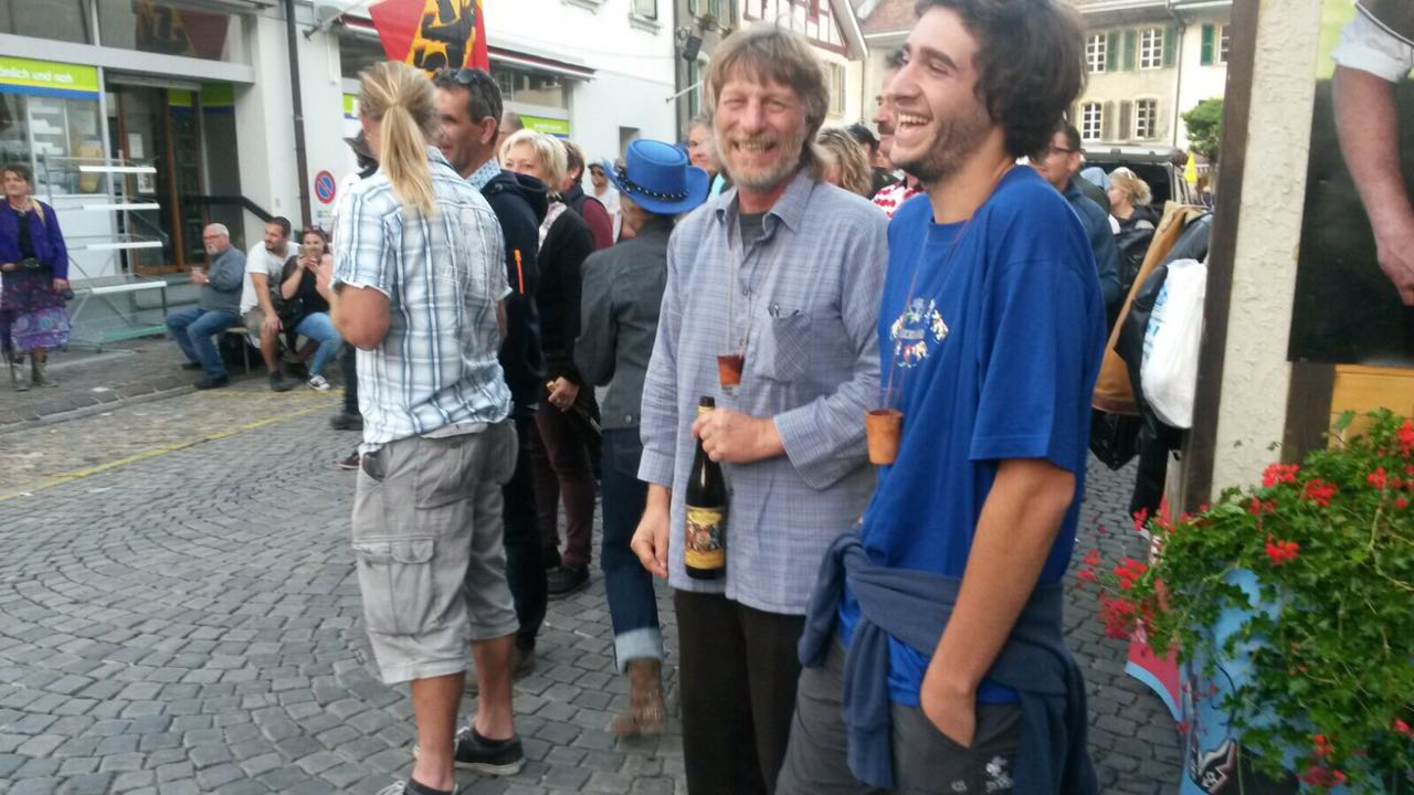 Al noroeste de Suiza: Juan Agustín Maiolino toma un vino y ríe con Danu, uno de sus anfitriones en Vinelz.  