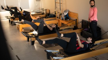 Las clases de pilates, entre tantos beneficios, tienen la virtud de ser aptas para todo tipo de público. (Foto: Gonzalo Maldonado)