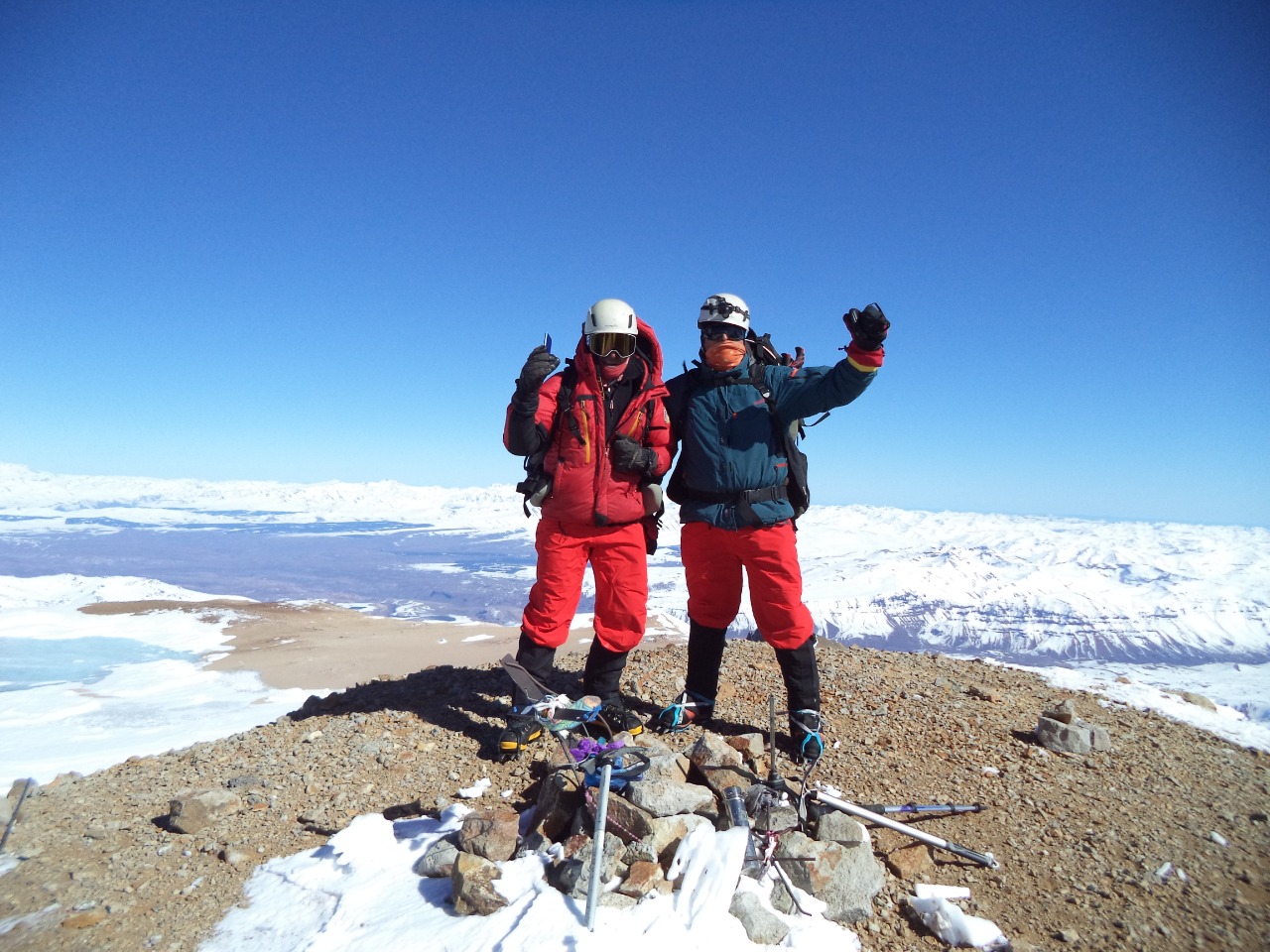 Momento cumbre. Daniel Castillo y Héctor Valdez saludan a la cámara de Damián Hernández en la cima del volcán Domuyo, el punto más alto de la Patagonia., 
