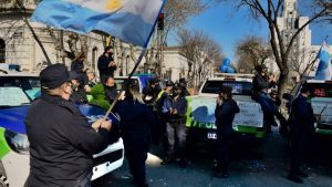 El personal policial de la Bonaerense levantó las medidas, tras anuncios de Kicillof