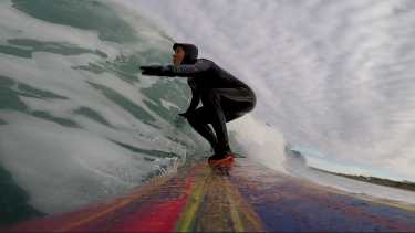 Mariela Aliborton surfeando en Las Grutas.
