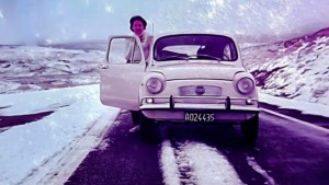 Ruta 40: de Salta a Bariloche  en un Fiat 600 cruzando el río Neuquén en un camión