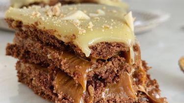 Torta alfajor triple de nuez, chocolate y dulce de leche