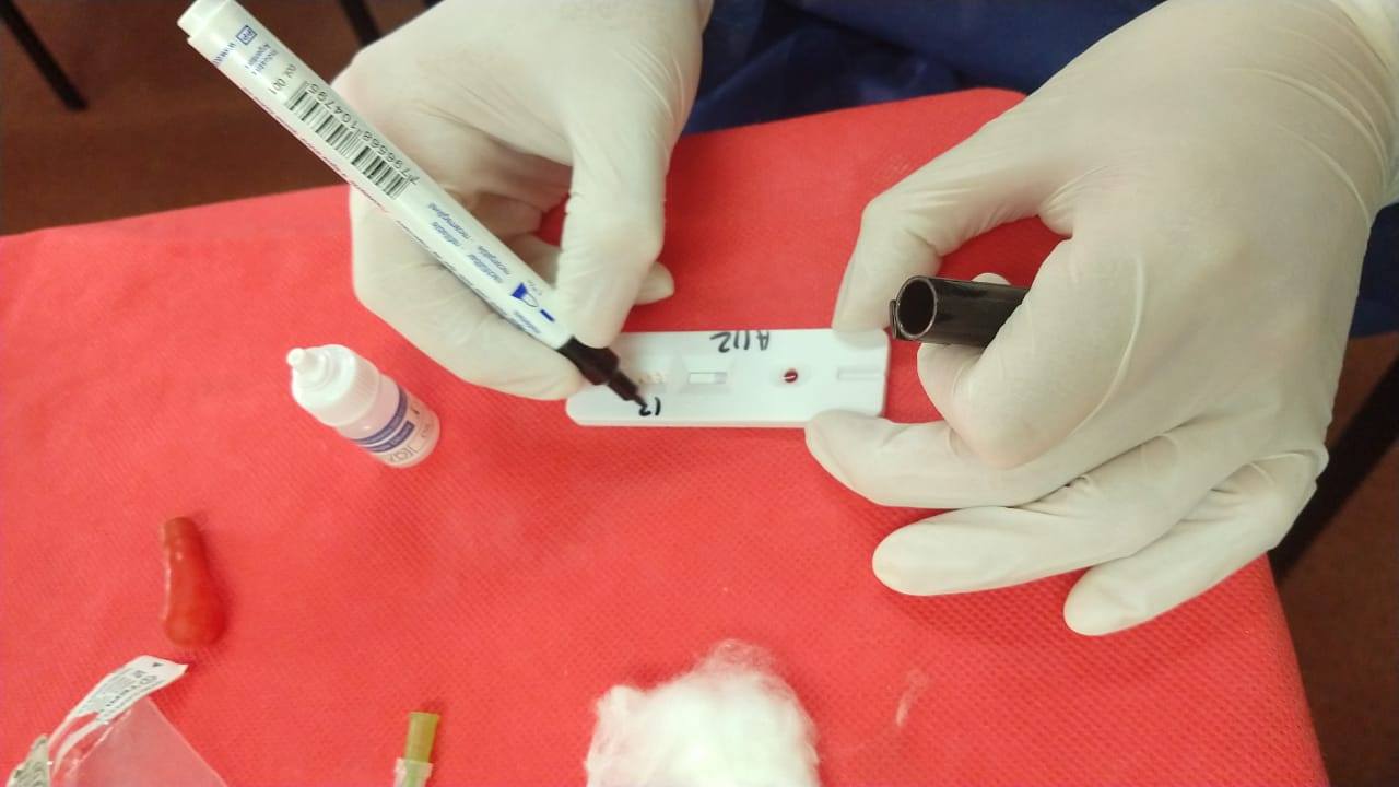 Una muestra de sangre puede determinar si algún trabajador del personal tuvo coronavirus. Foto: Facebook hospital-provincial-neuquen