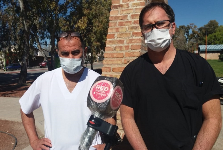 El doctor Juan Ferrari junto a Mario Calzada, del laboratorio, hablaron de la angustiante situación que viven en el hospital de Centenario. (Gentileza Centenario Digital).-