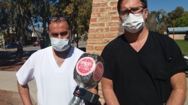 El doctor Juan Ferrari junto a Mario Calzada, del laboratorio, hablaron de la angustiante situación que viven en el hospital de Centenario. (Gentileza Centenario Digital).-