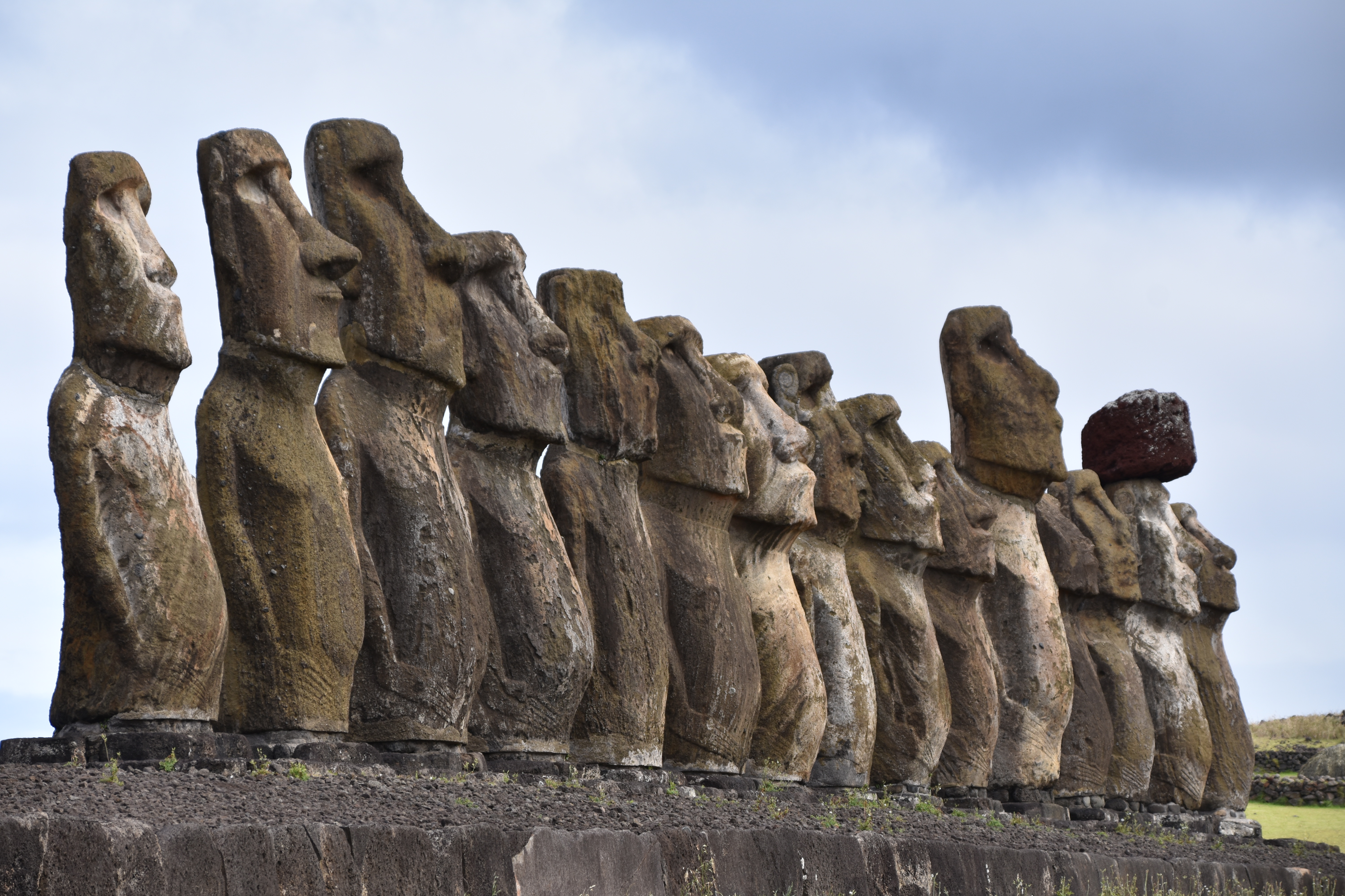 En la región de Valparaíso la Isla de Pascua es el nexo de Chile con la Polinesia. Es famosa por sus estatuas monumentales, los moáis. 