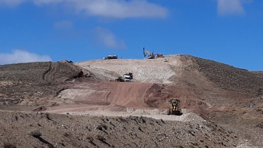La empresa CPC y Vial Agro trabajan en la zona del Campo Experimental de INTA, en cercanías de Pilcaniyeu Viejo. (Foto: José Mellado)