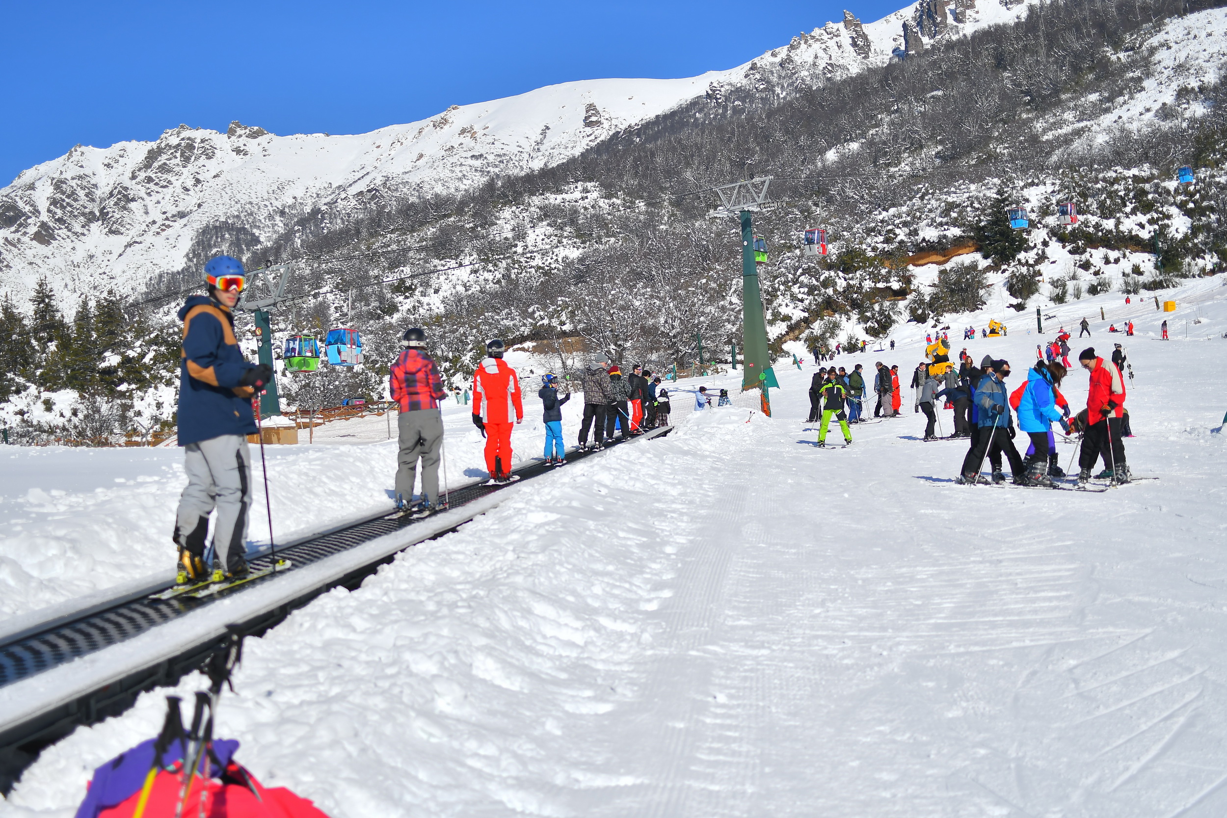 El Play Park de la Base es el escenario para aprender a esquiar. 