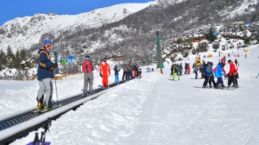El Play Park de la Base es el escenario para aprender a esquiar. 