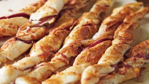 Cómo hacer palitos caseros de jamón crudo y queso